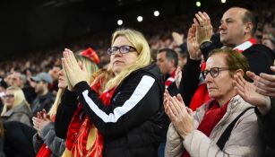 Aficionados aplauden a CR7 en Anfield