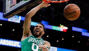 Jayson Tatum anota una canasta