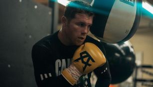 Canelo Álvarez realizando rutina de entrenamiento