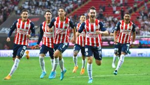 Jugadores de Chivas festejando un gol a favor