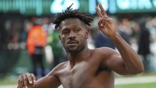 Antonio Brown fumó marihuana y rapeó en lanzamiento de hierba