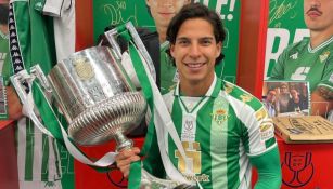 Diego Lainez con la Copa del Rey 