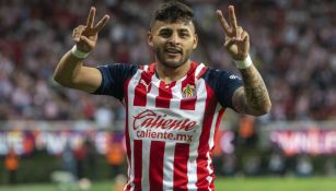Alexis Vega celebra un gol con Chivas 