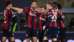 Jugadores de Bolonia festejando gol ante el Inter en la Serie A