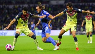 América y Cruz Azul jugando Clásico Joven en el Torneo Apertura 2021