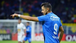 Ángel Romero durante un partido con Cruz Azul