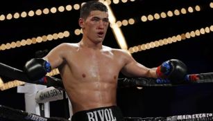 Dmitry Bivol durante una pelea de boxeo