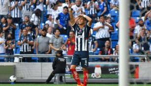 Maxi Meza de Rayados durante partido