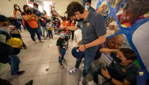 Jugadores de Pumas con los niños