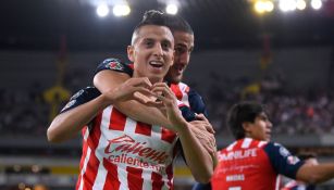 Roberto Alvarado celebrando un gol con Chivas