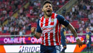 Alexis Vega celebrando un gol con Chivas