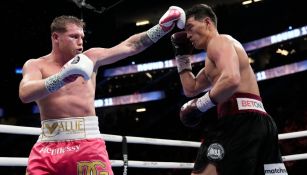 Canelo y Bivol durante la pelea