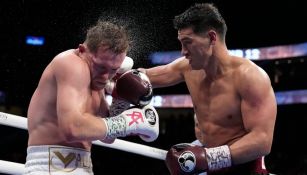 Canelo y Bivol durante la pelea