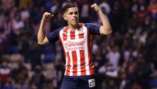 Eduardo Torres jugando partido de Liga MX con las Chivas