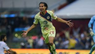 Diego Lainez festejando un gol