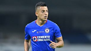 Roberto Alvarado jugando partido de Liga MX con Cruz Azul