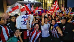 Aficionados de Chivas afuera del hotel