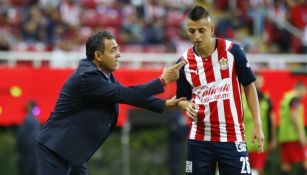 Roberto Alvarado junto a Ricardo Cadena durante partido de Chivas