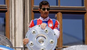 Robert Lewandowski con el título de la Bundesliga