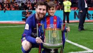 Messi y Thiago festejando título obtenido con el Barcelona