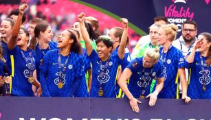 Chelsea festejando campeonato de la Copa inglesa femenina