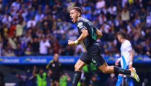 Sebastián Cáceres festejando un gol con América