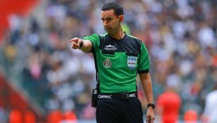 César Arturo Ramos arbitrando en la Liga MX