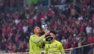 Jugadores de Atlas celebrando en título ante León