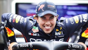 Video: Checo Pérez hizo broma a integrante de Red Bull