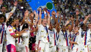 Jugadoras del Olympique de Lyon levantando el trofeo