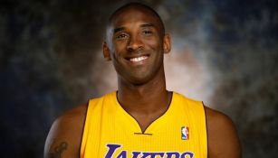 Kobe Bryant posando con la playera de los Lakers