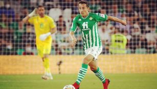 Andrés Guardado durante un duelo con Betis 