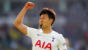 Heung-min Son festejando gol con la afición 