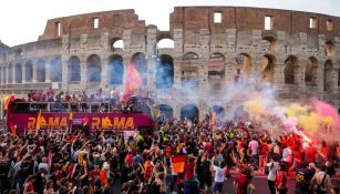 Aficionados celebrando a la Roma tras el título de la Conference League