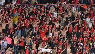 Afición rojinegra celebrando campeonato