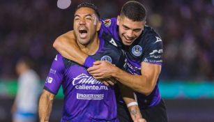 Marco Fabián celebra gol de penalti