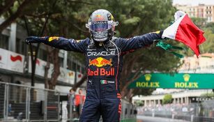 Checo Pérez celebrando su triunfo en el GP de Mónaco
