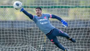 Gil Alcalá en un entrenamiento de Pumas