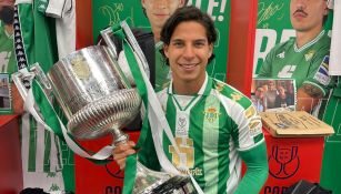 Diego Lainez con la Copa del Rey 