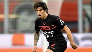 Sandro Tonali durante un partido del Milan