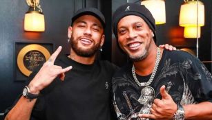 Neymar y Ronaldinho durante un evento