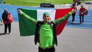 Román Ruíz con la bandera de México