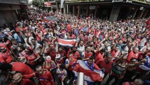 Aficionados celebrando en calles de Costa Rica