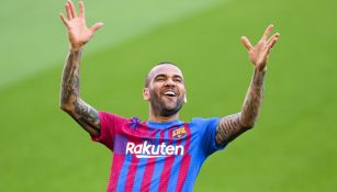 Dani Alves reacciona durante partido con el Barcelona