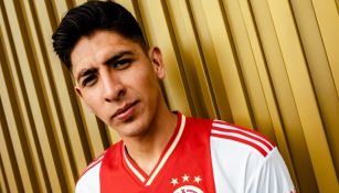 Edson Álvarez con el nuevo uniforme de Ajax