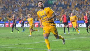 Gignac festejando un gol