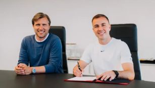 Mario Götze firmando su nuevo contrato