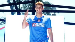 Santi Giménez en la presentación del uniforme de Cruz Azul 