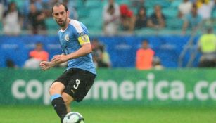 Diego Godín durante un partido de Uruguay