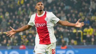 Sebastien Haller durante un partido con Ajax